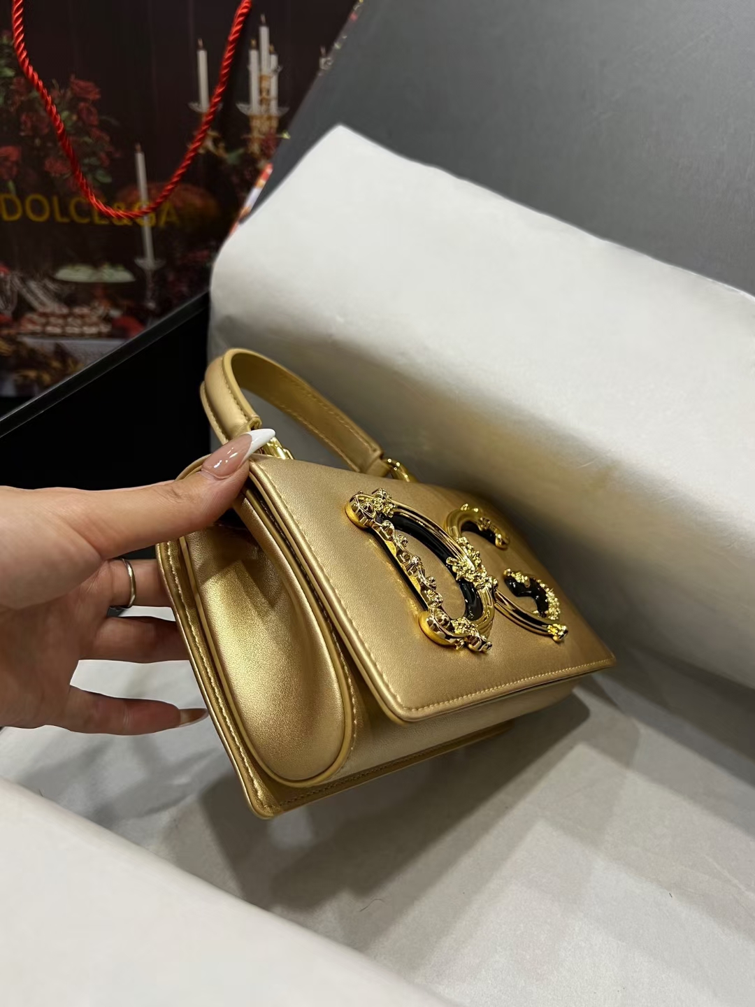 New💥Dolce & Gabban杜嘉班纳💫采用进口牛皮，品牌典范之作🌟现以全新精巧版本焕新呈现，可轻