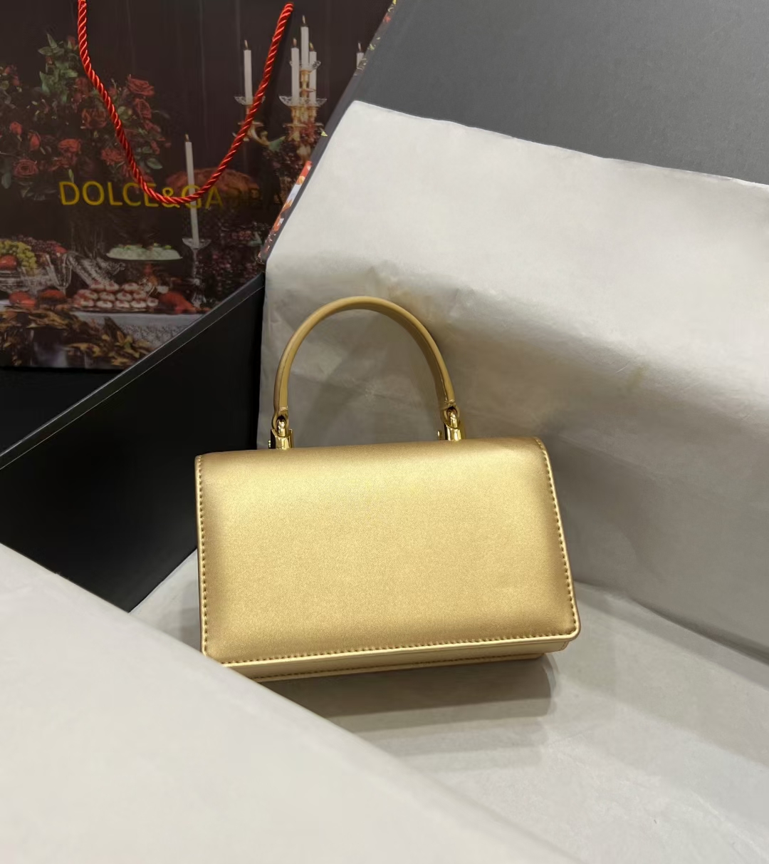 New💥Dolce & Gabban杜嘉班纳💫采用进口牛皮，品牌典范之作🌟现以全新精巧版本焕新呈现，可轻