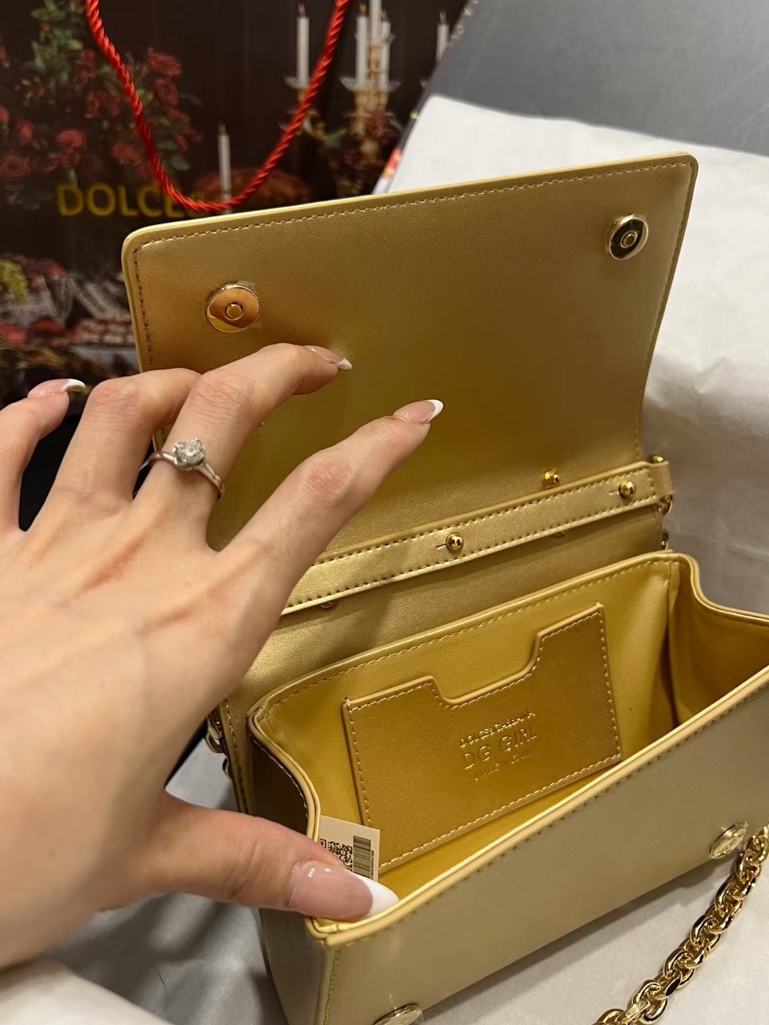 New💥Dolce & Gabban杜嘉班纳💫采用进口牛皮，品牌典范之作🌟现以全新精巧版本焕新呈现，可轻