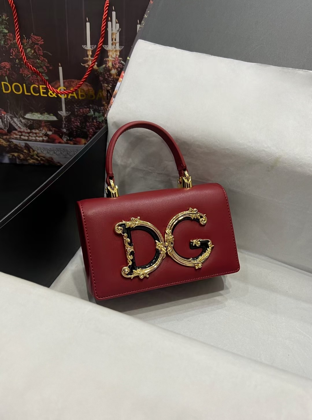 New💥Dolce & Gabban杜嘉班纳💫采用进口牛皮，品牌典范之作🌟现以全新精巧版本焕新呈现，可轻