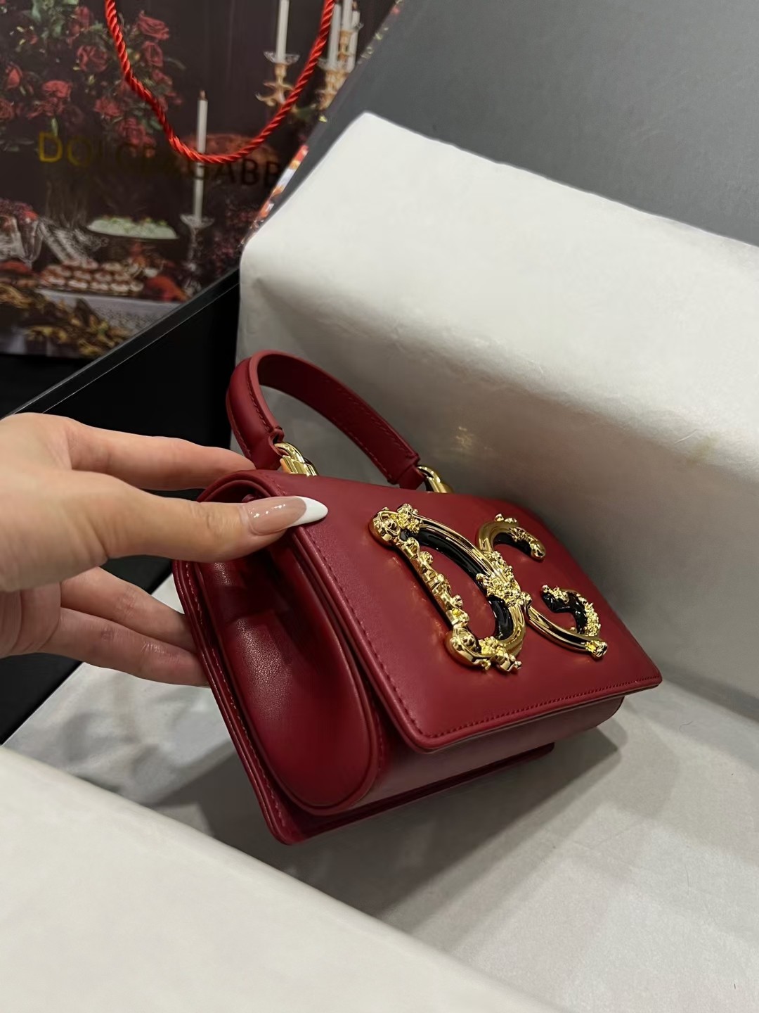 New💥Dolce & Gabban杜嘉班纳💫采用进口牛皮，品牌典范之作🌟现以全新精巧版本焕新呈现，可轻