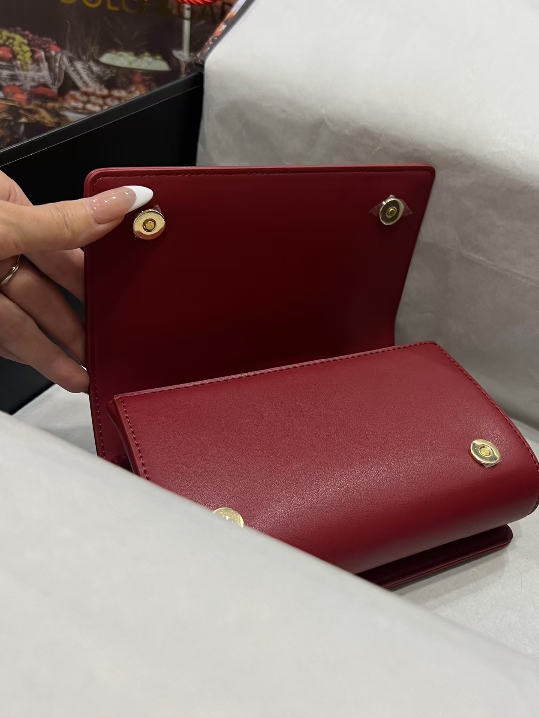 New💥Dolce & Gabban杜嘉班纳💫采用进口牛皮，品牌典范之作🌟现以全新精巧版本焕新呈现，可轻