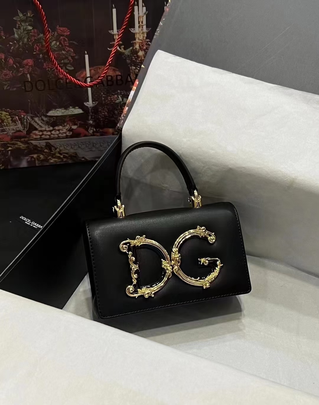New💥Dolce & Gabban杜嘉班纳💫采用进口牛皮，品牌典范之作🌟现以全新精巧版本焕新呈现，可轻