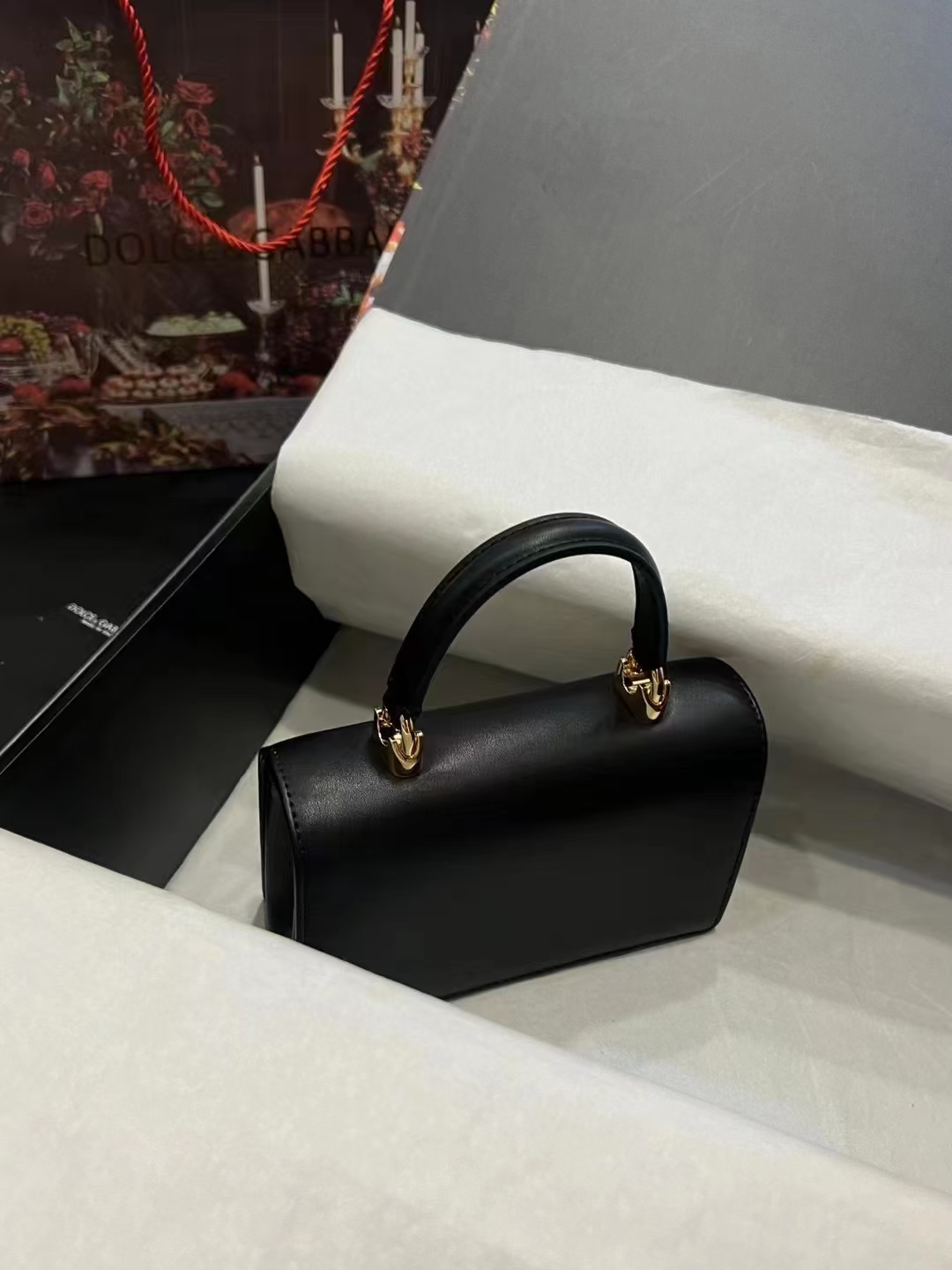 New💥Dolce & Gabban杜嘉班纳💫采用进口牛皮，品牌典范之作🌟现以全新精巧版本焕新呈现，可轻