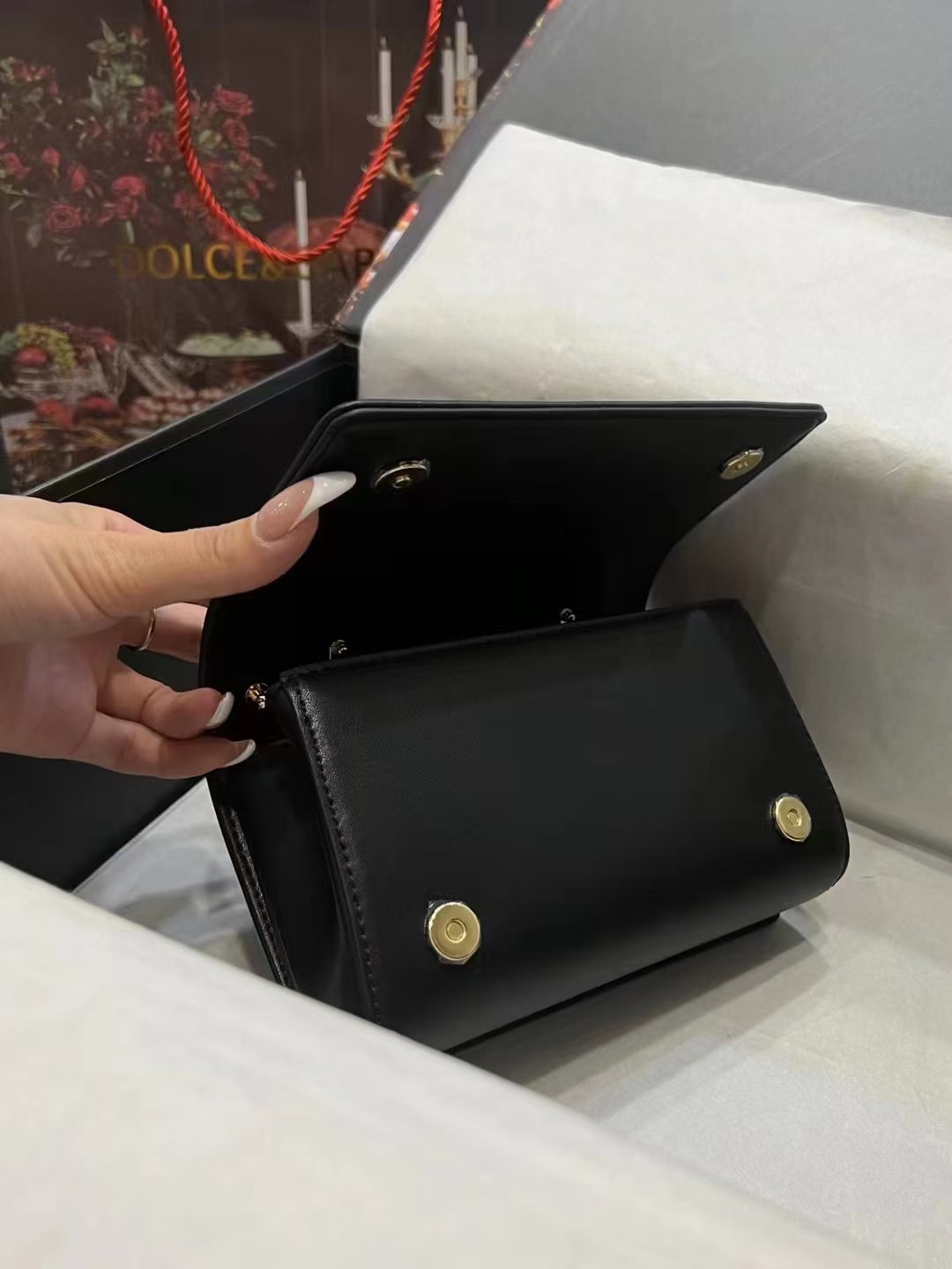 New💥Dolce & Gabban杜嘉班纳💫采用进口牛皮，品牌典范之作🌟现以全新精巧版本焕新呈现，可轻