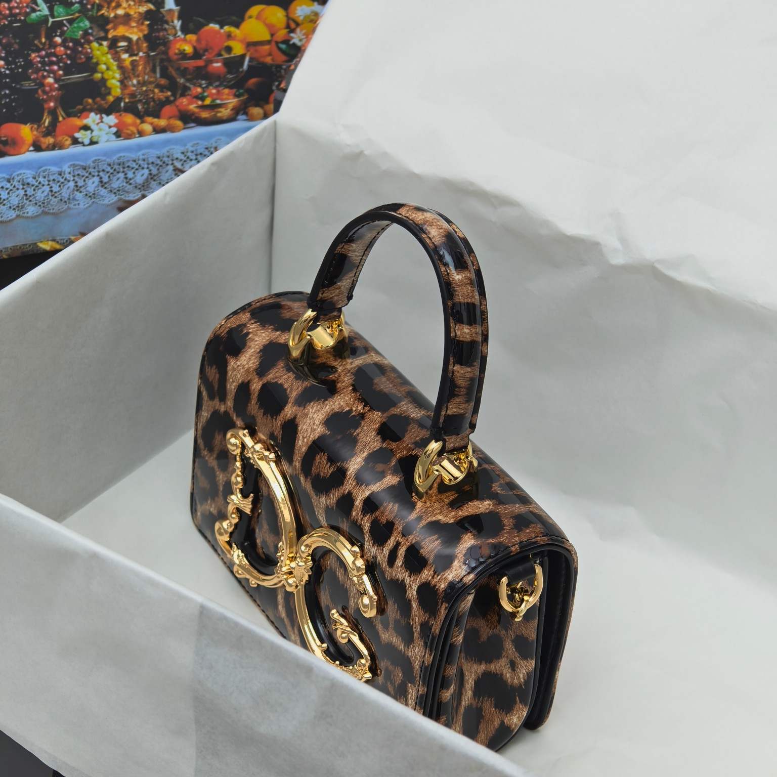 Dolce & Gabban杜嘉班纳💫漆皮豹纹，品牌典范之作🌟现以全新精巧版本焕新呈现，可轻松收纳常用物