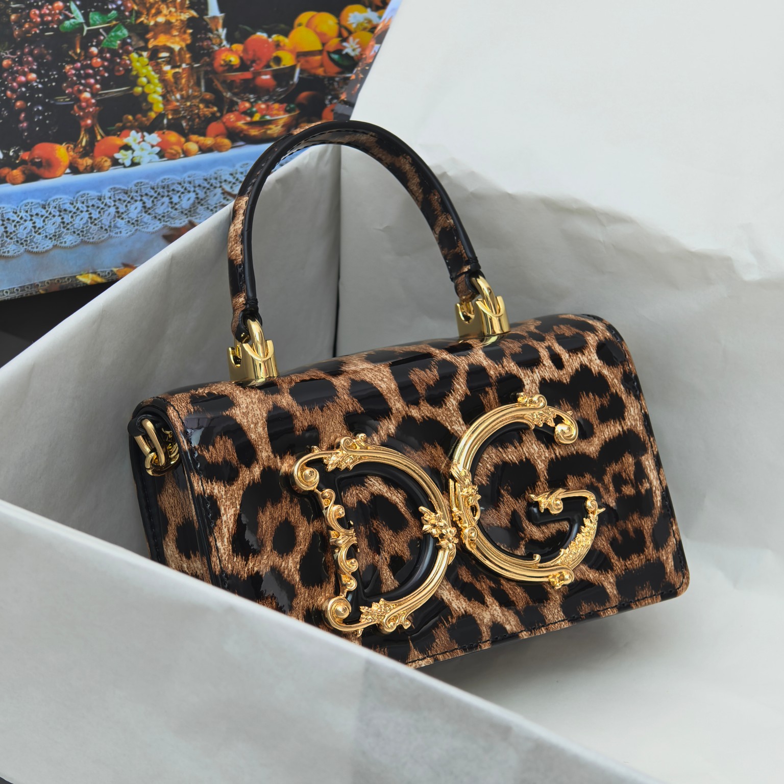 Dolce & Gabban杜嘉班纳💫漆皮豹纹，品牌典范之作🌟现以全新精巧版本焕新呈现，可轻松收纳常用物