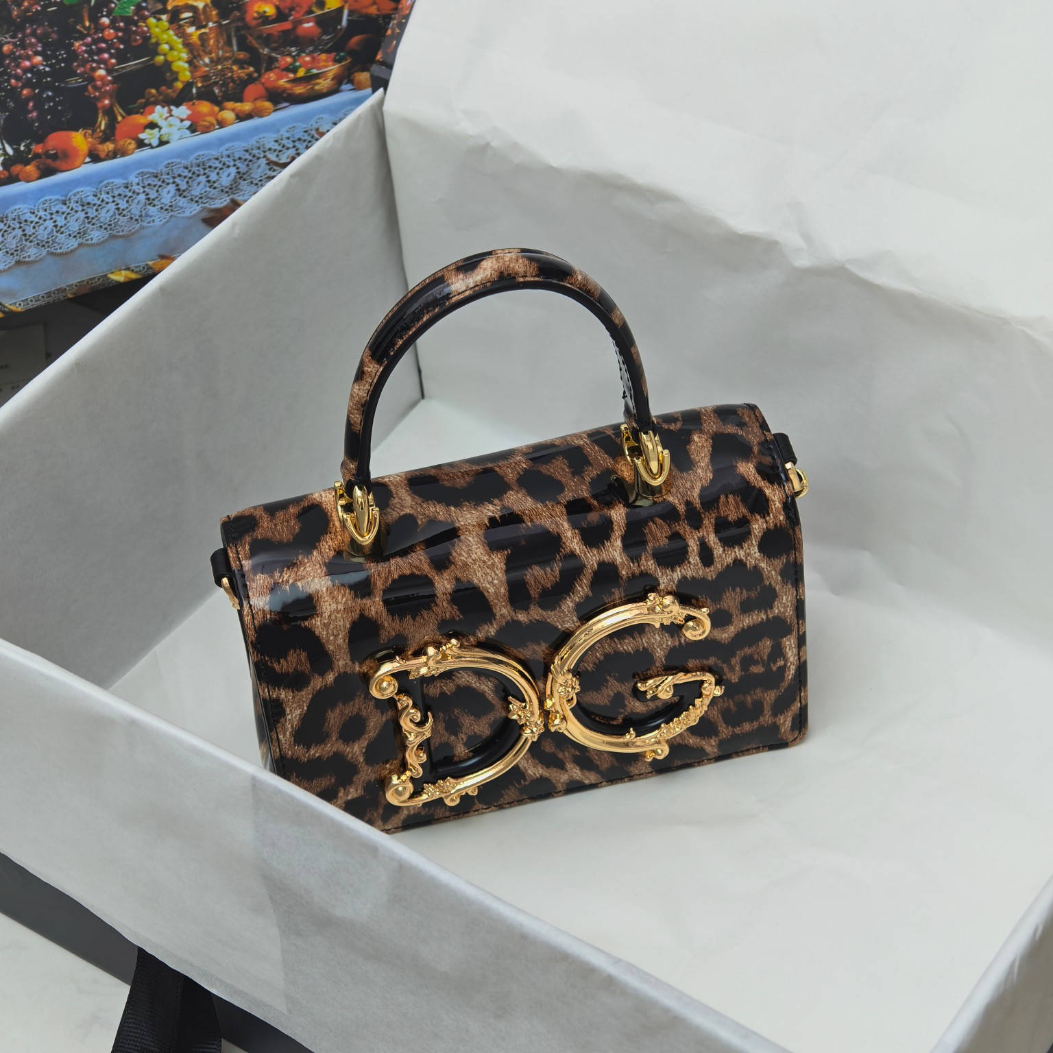 Dolce & Gabban杜嘉班纳💫漆皮豹纹，品牌典范之作🌟现以全新精巧版本焕新呈现，可轻松收纳常用物