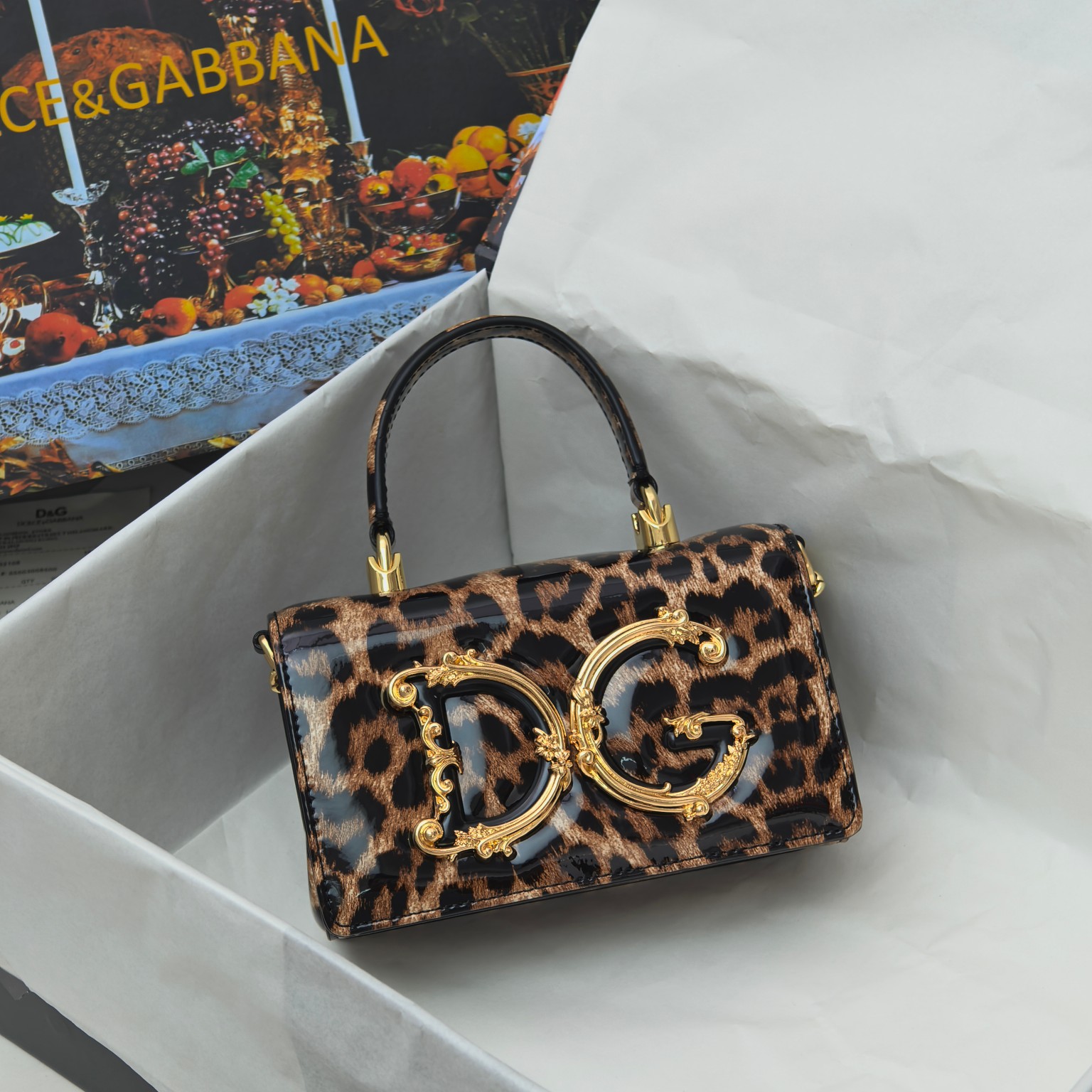 Dolce & Gabban杜嘉班纳💫漆皮豹纹，品牌典范之作🌟现以全新精巧版本焕新呈现，可轻松收纳常用物