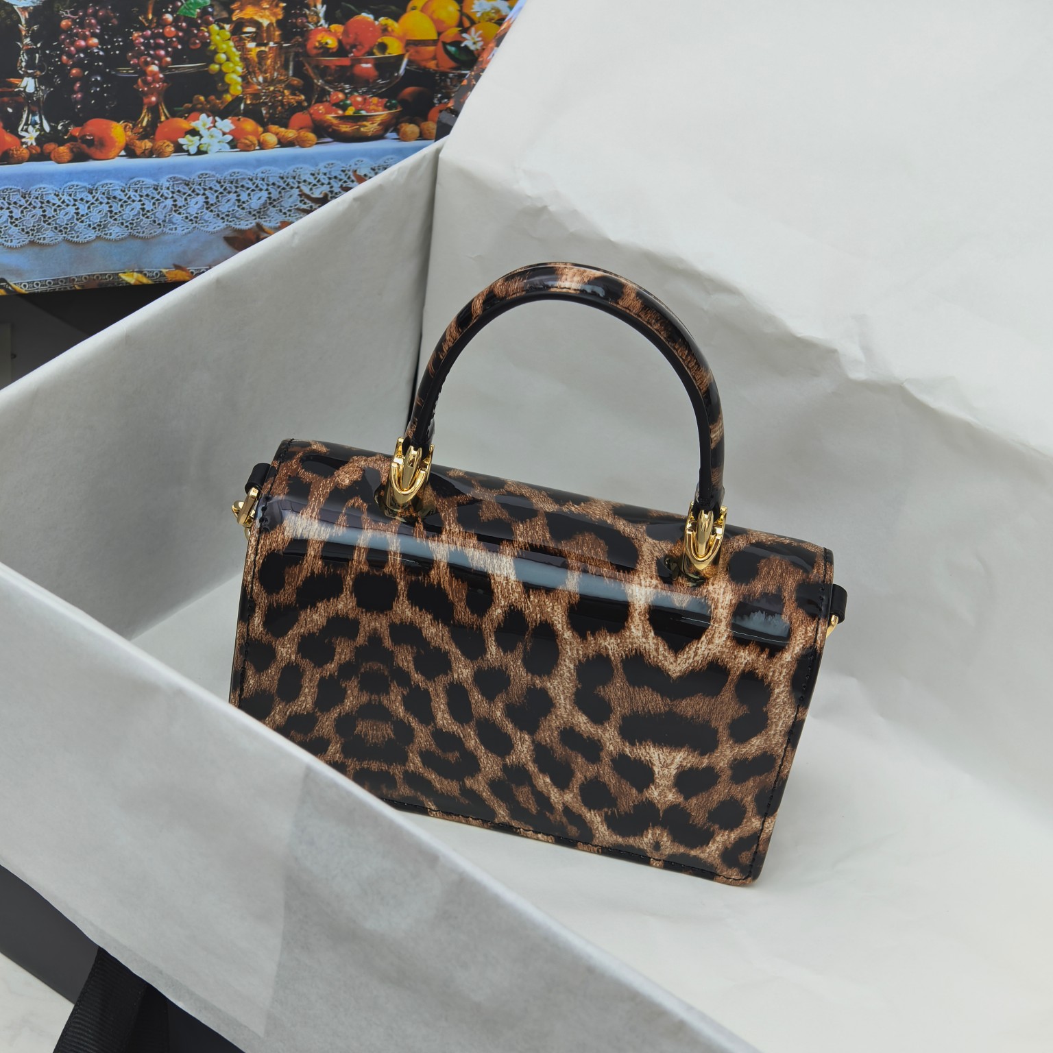 Dolce & Gabban杜嘉班纳💫漆皮豹纹，品牌典范之作🌟现以全新精巧版本焕新呈现，可轻松收纳常用物