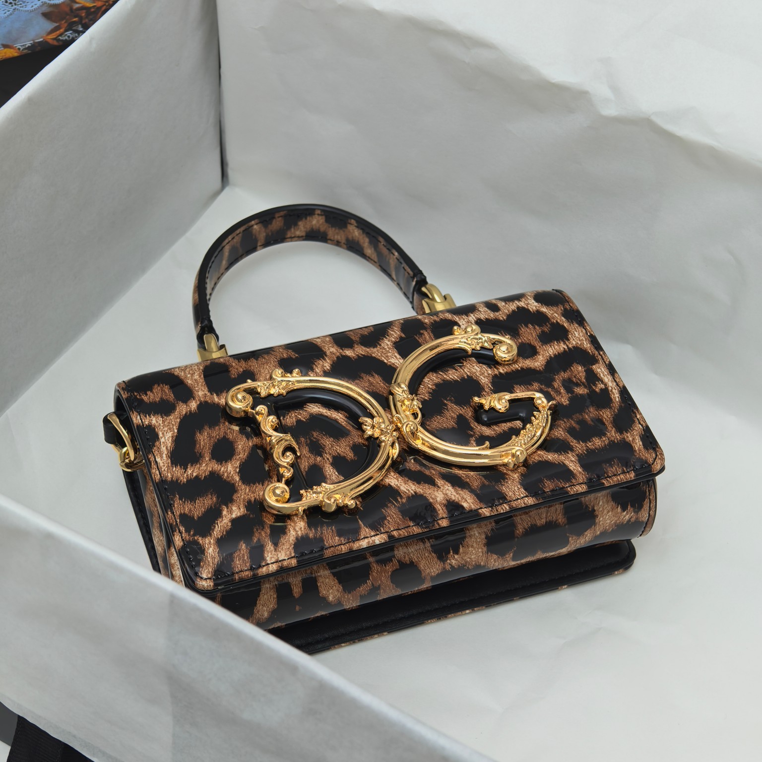 Dolce & Gabban杜嘉班纳💫漆皮豹纹，品牌典范之作🌟现以全新精巧版本焕新呈现，可轻松收纳常用物