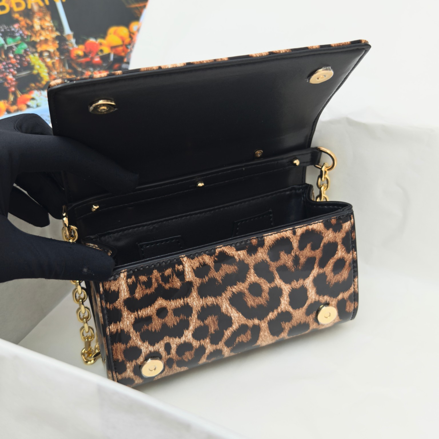 Dolce & Gabban杜嘉班纳💫漆皮豹纹，品牌典范之作🌟现以全新精巧版本焕新呈现，可轻松收纳常用物