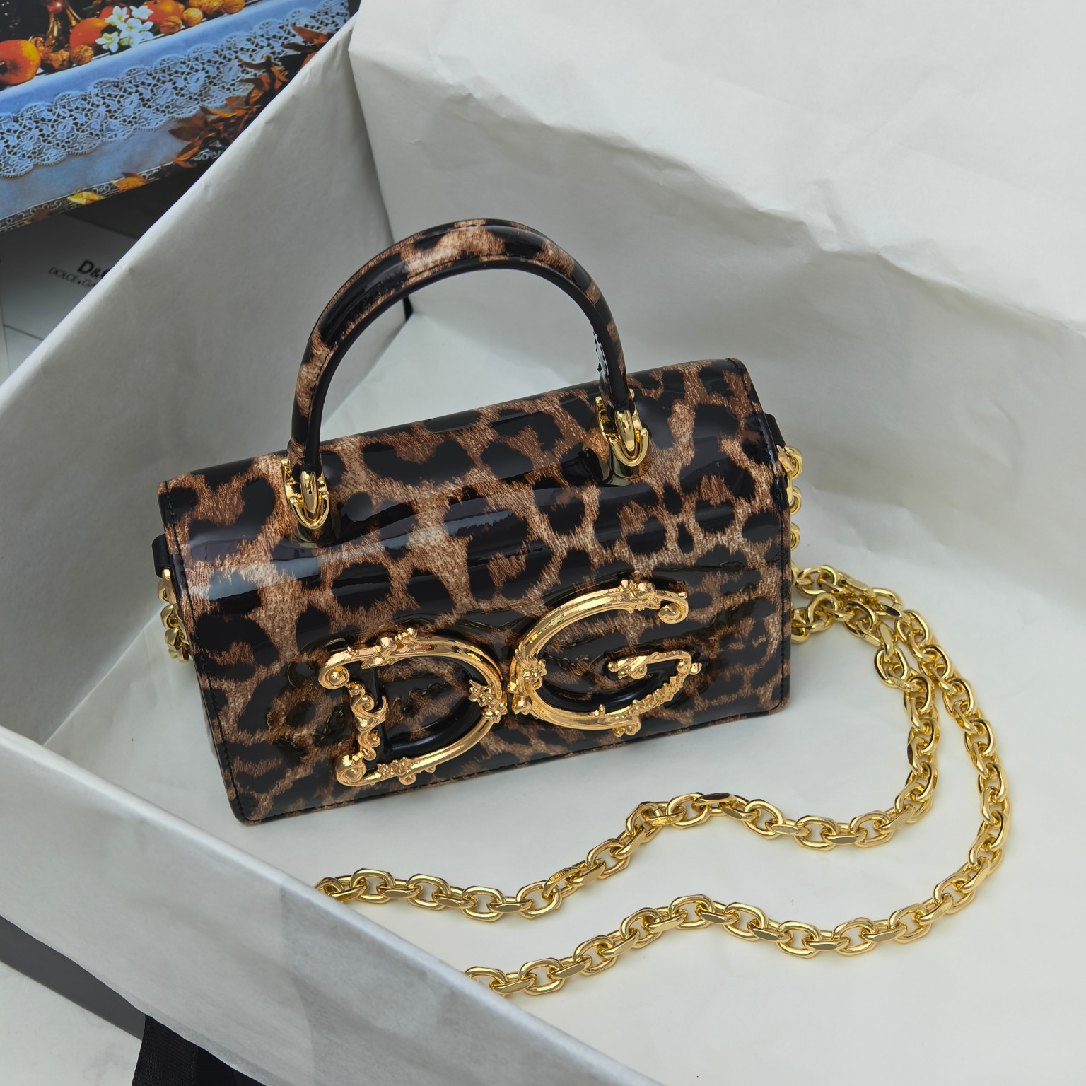 Dolce & Gabban杜嘉班纳💫漆皮豹纹，品牌典范之作🌟现以全新精巧版本焕新呈现，可轻松收纳常用物