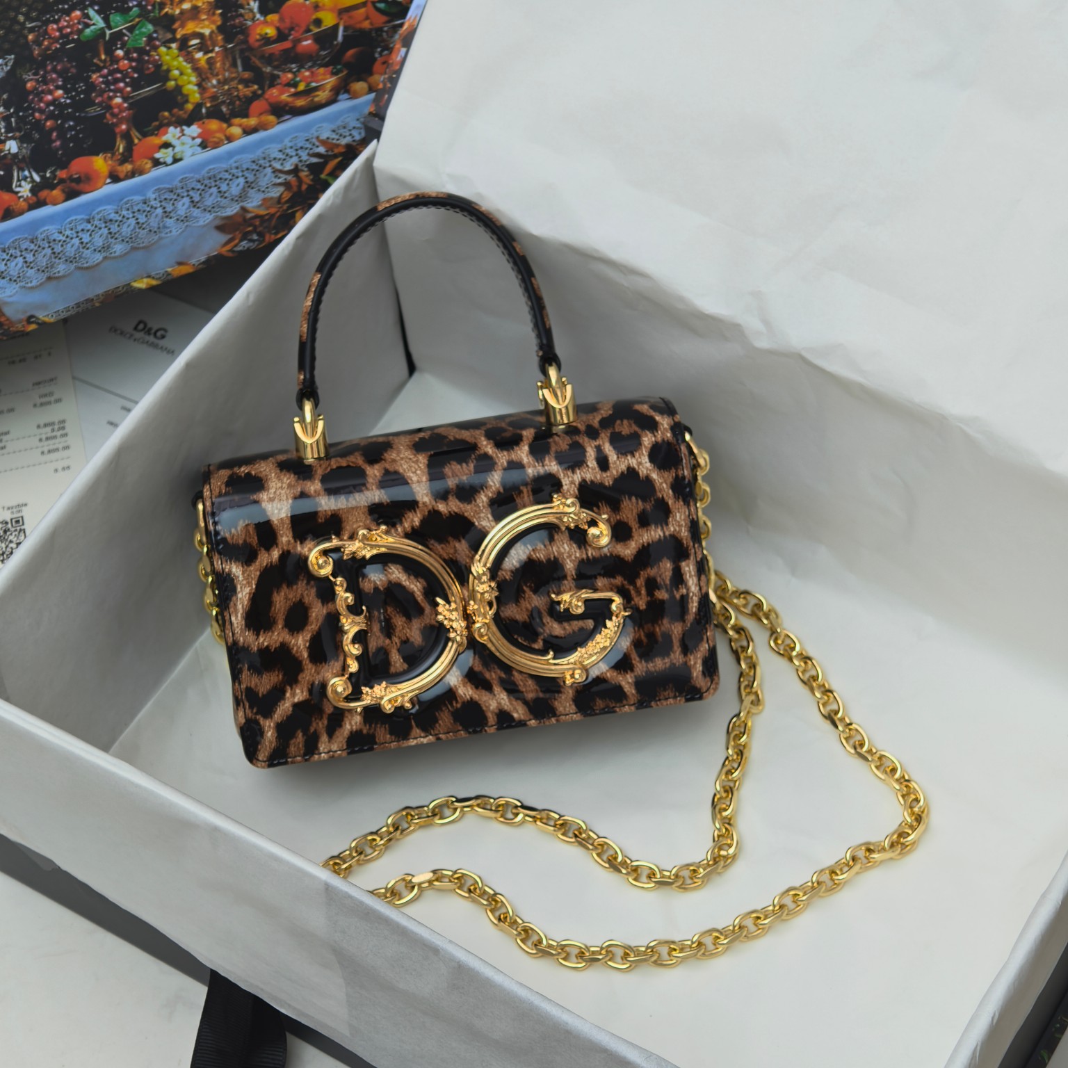 Dolce & Gabban杜嘉班纳💫漆皮豹纹，品牌典范之作🌟现以全新精巧版本焕新呈现，可轻松收纳常用物