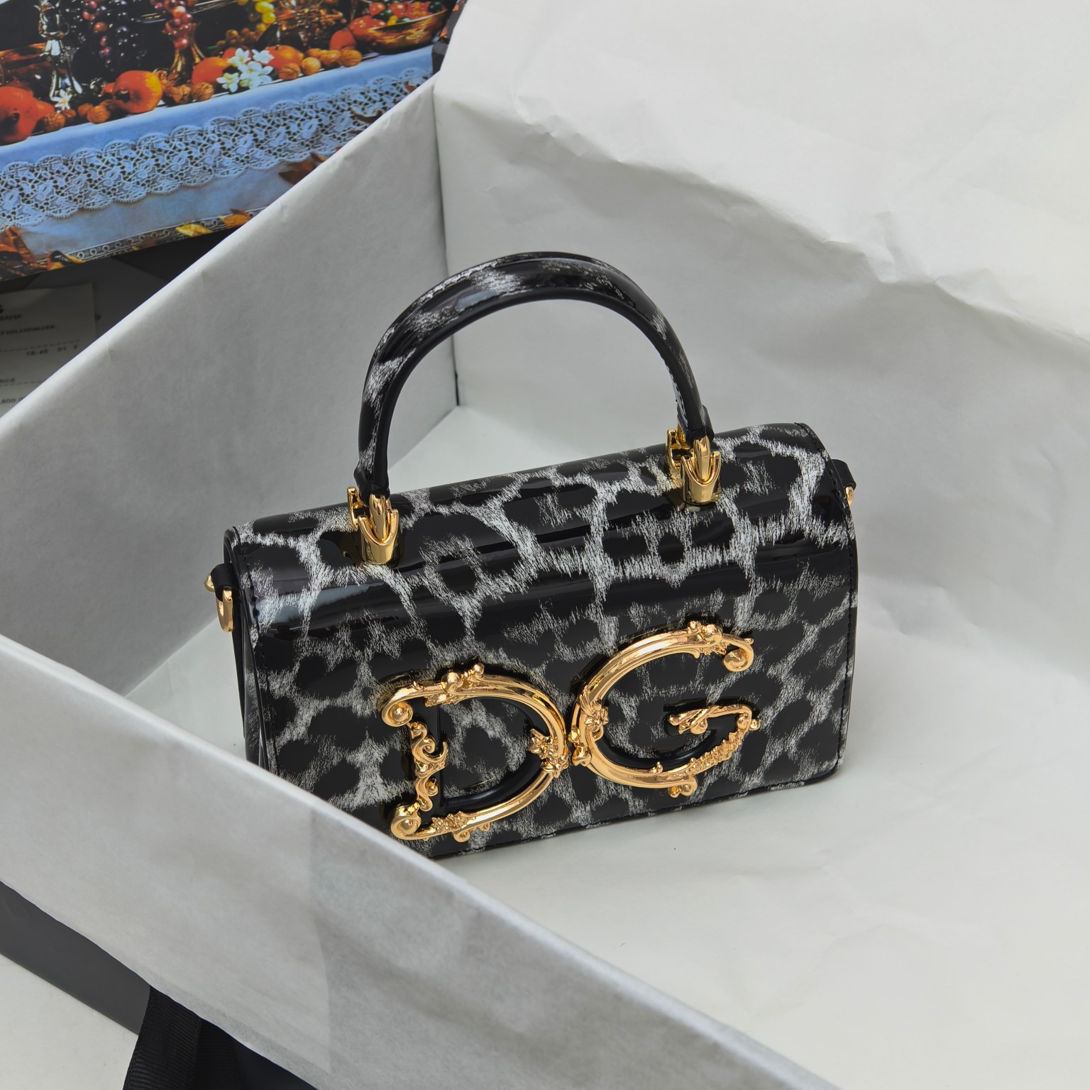 Dolce & Gabban杜嘉班纳💫漆皮豹纹，品牌典范之作🌟现以全新精巧版本焕新呈现，可轻松收纳常用物