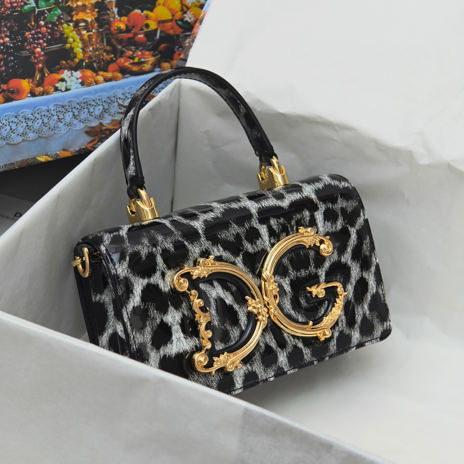 Dolce & Gabban杜嘉班纳💫漆皮豹纹，品牌典范之作🌟现以全新精巧版本焕新呈现，可轻松收纳常用物