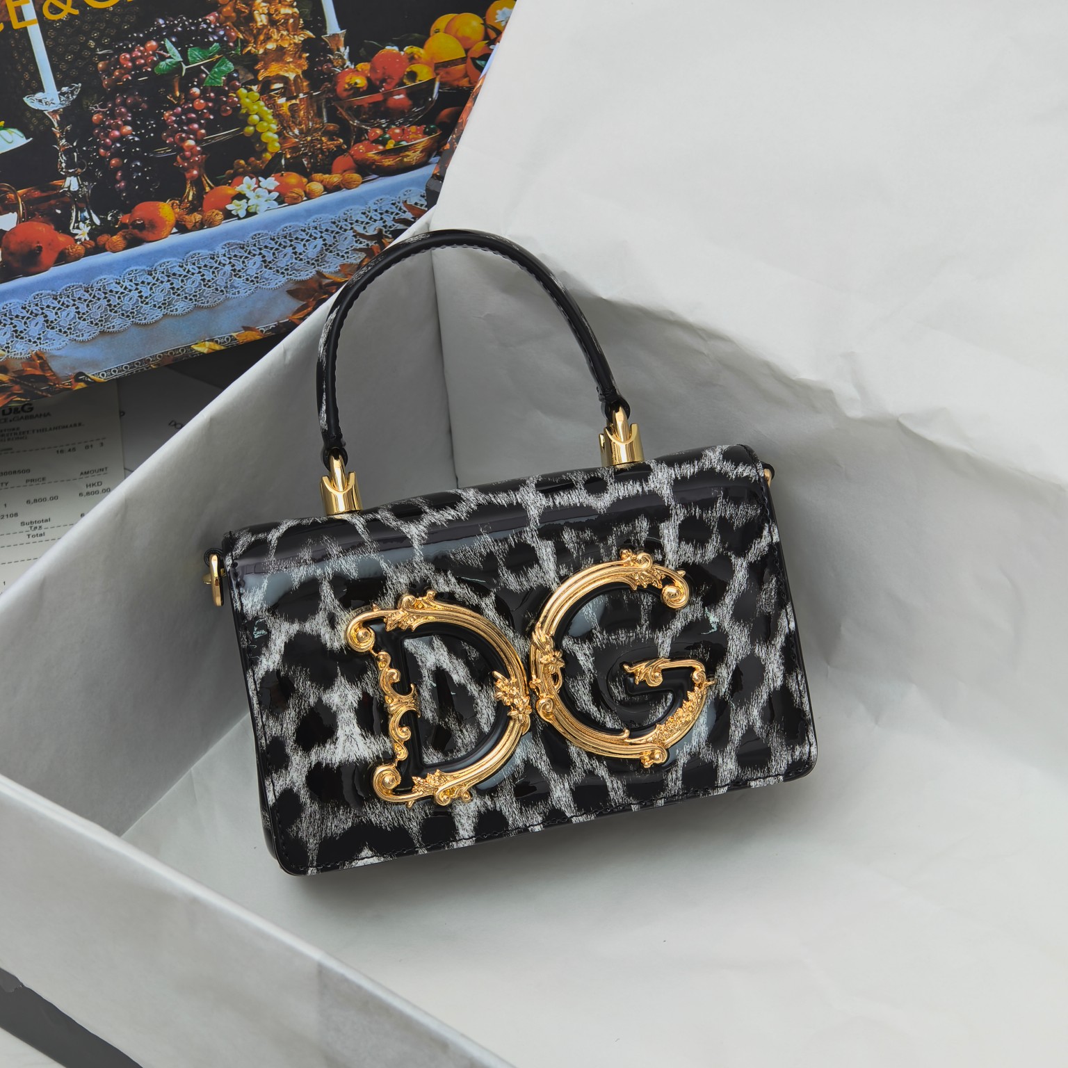 Dolce & Gabban杜嘉班纳💫漆皮豹纹，品牌典范之作🌟现以全新精巧版本焕新呈现，可轻松收纳常用物