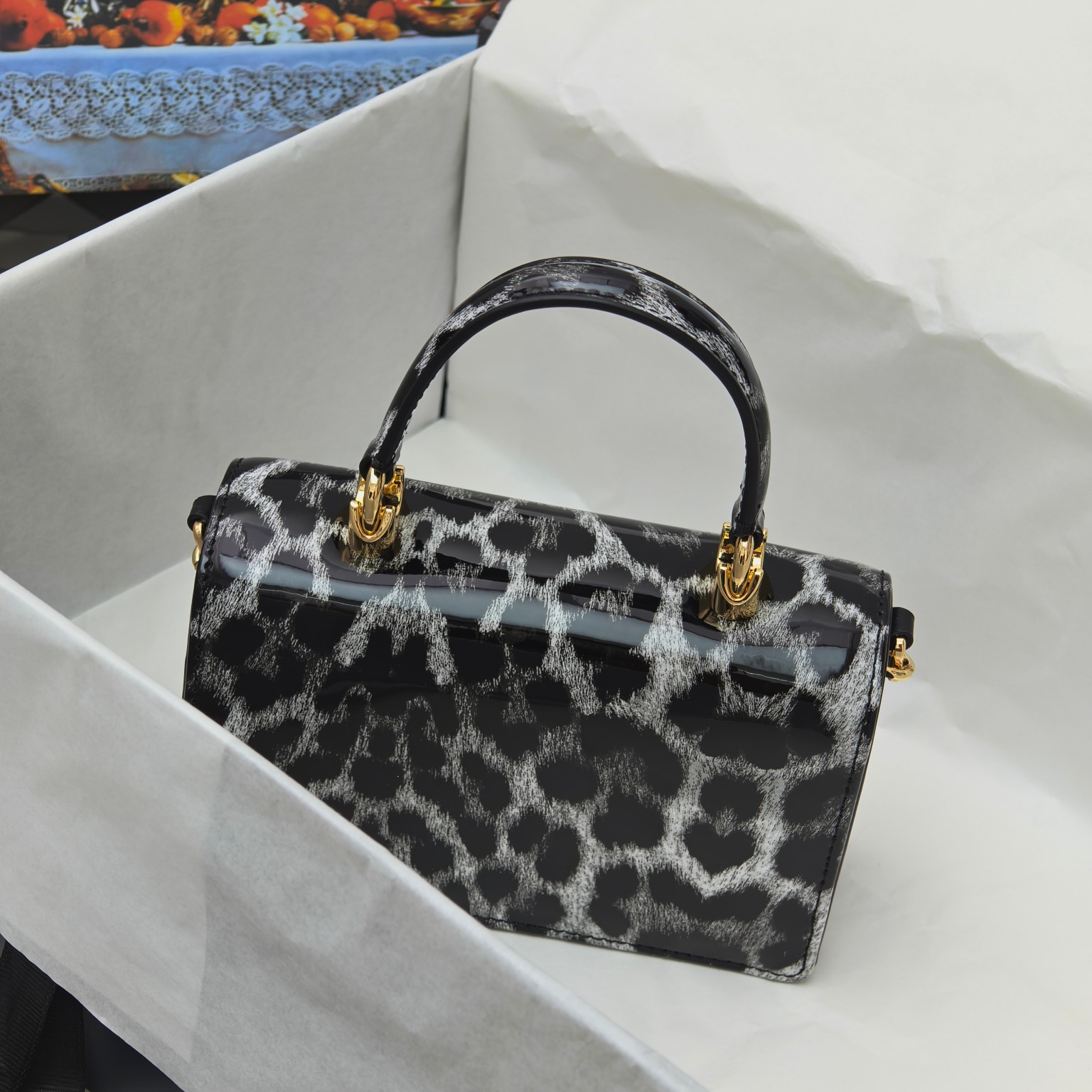 Dolce & Gabban杜嘉班纳💫漆皮豹纹，品牌典范之作🌟现以全新精巧版本焕新呈现，可轻松收纳常用物