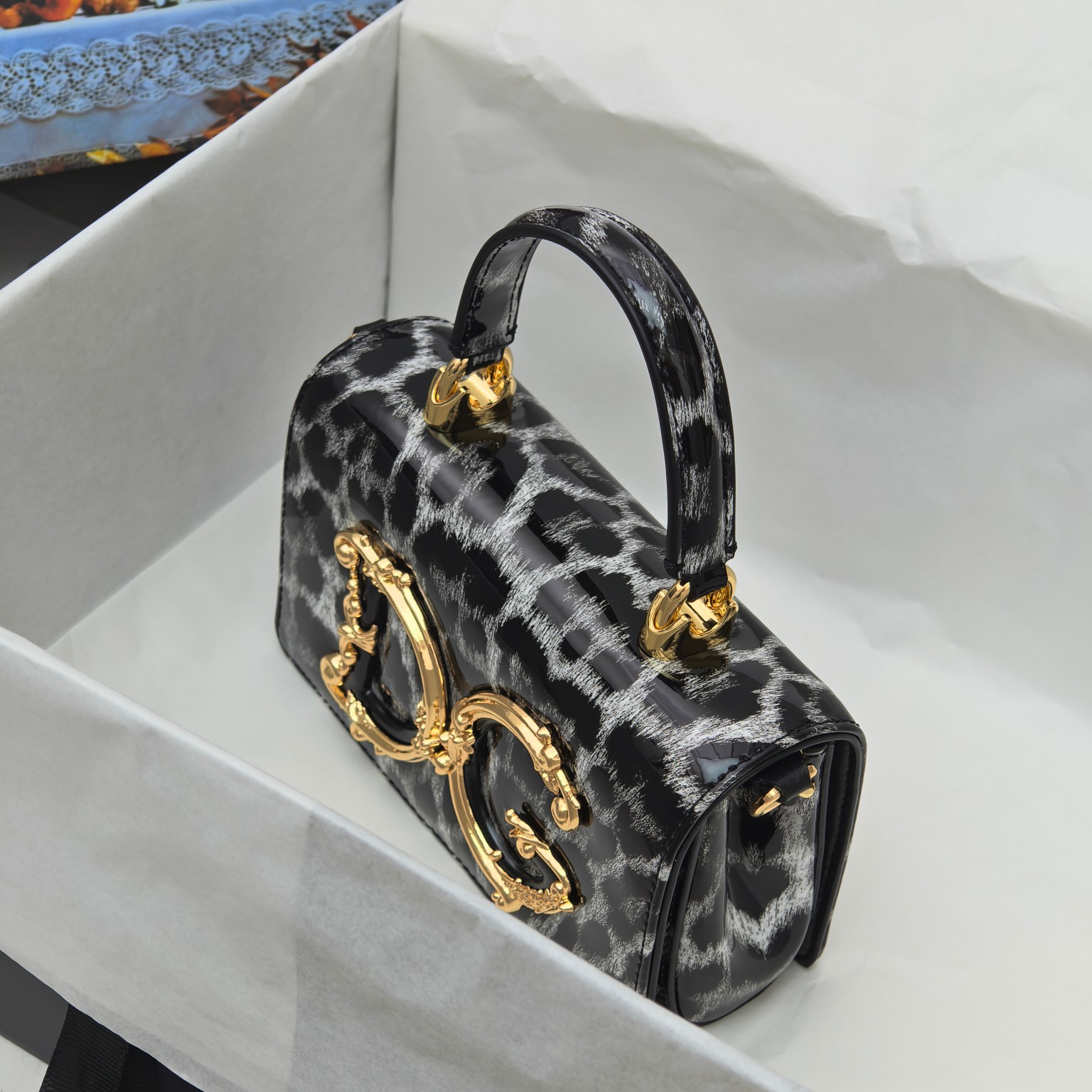 Dolce & Gabban杜嘉班纳💫漆皮豹纹，品牌典范之作🌟现以全新精巧版本焕新呈现，可轻松收纳常用物