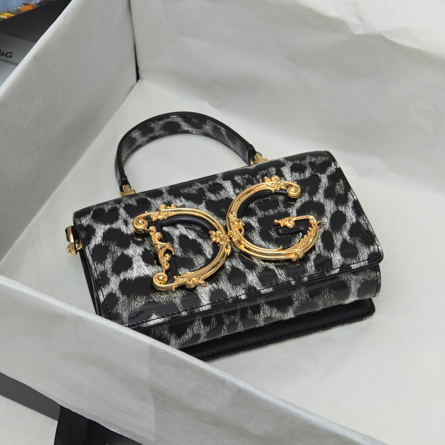 Dolce & Gabban杜嘉班纳💫漆皮豹纹，品牌典范之作🌟现以全新精巧版本焕新呈现，可轻松收纳常用物