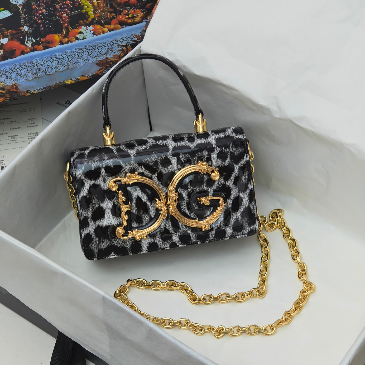 Dolce & Gabban杜嘉班纳💫漆皮豹纹，品牌典范之作🌟现以全新精巧版本焕新呈现，可轻松收纳常用物