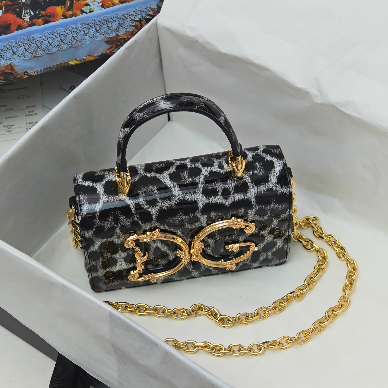 Dolce & Gabban杜嘉班纳💫漆皮豹纹，品牌典范之作🌟现以全新精巧版本焕新呈现，可轻松收纳常用物