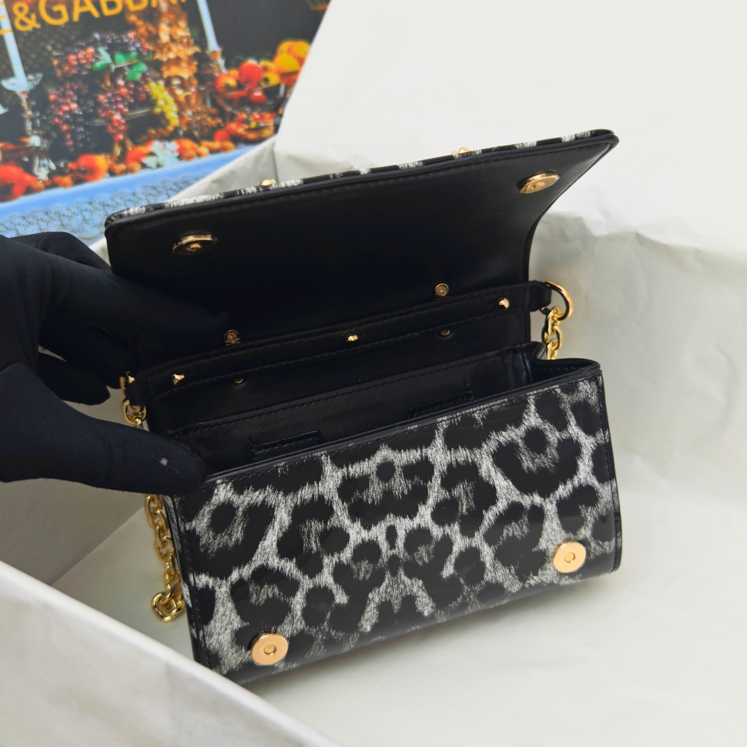 Dolce & Gabban杜嘉班纳💫漆皮豹纹，品牌典范之作🌟现以全新精巧版本焕新呈现，可轻松收纳常用物