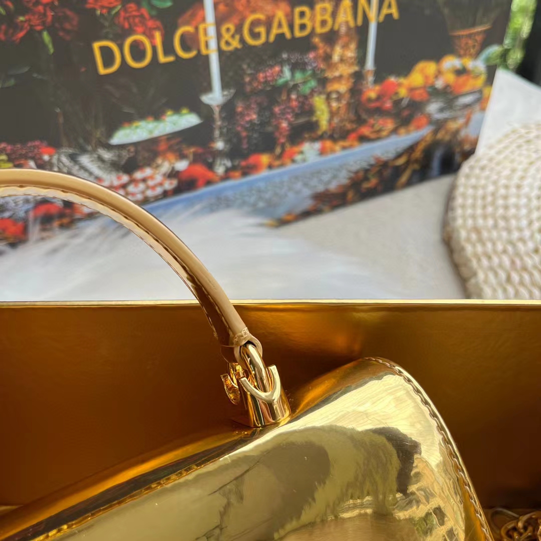 Dolce & Gabban杜嘉班纳💫漆皮，品牌典范之作🌟现以全新精巧版本焕新呈现，可轻松收纳常用物件，