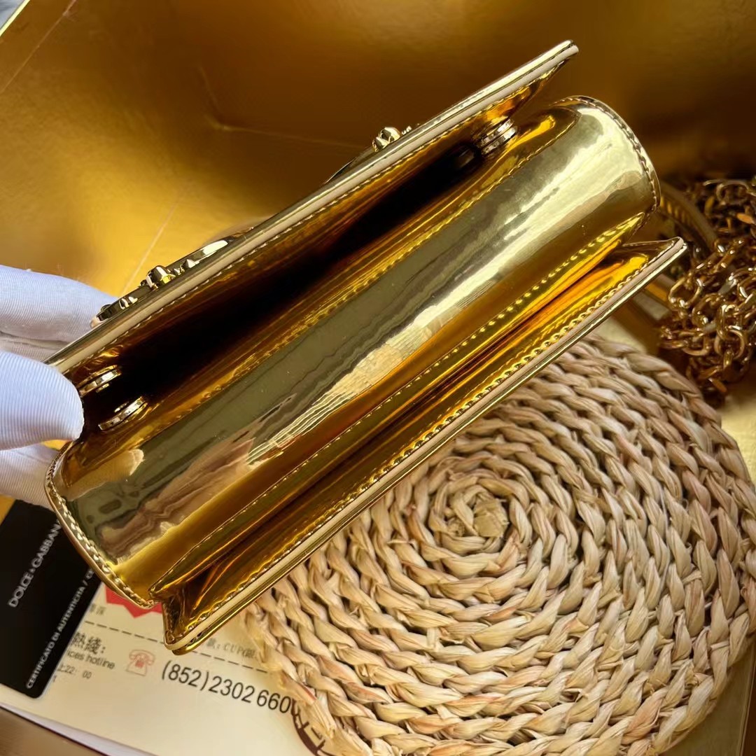 Dolce & Gabban杜嘉班纳💫漆皮，品牌典范之作🌟现以全新精巧版本焕新呈现，可轻松收纳常用物件，