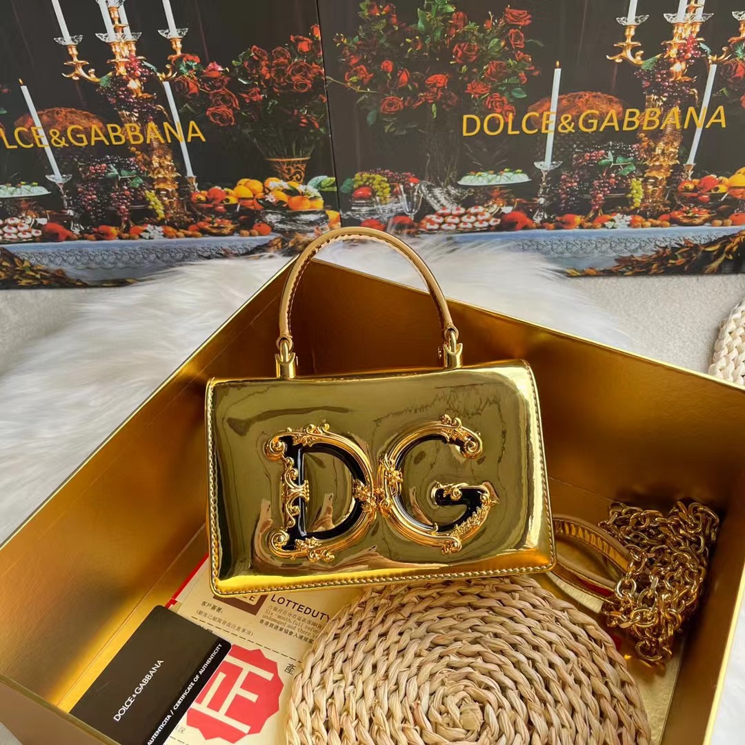 Dolce & Gabban杜嘉班纳💫漆皮，品牌典范之作🌟现以全新精巧版本焕新呈现，可轻松收纳常用物件，