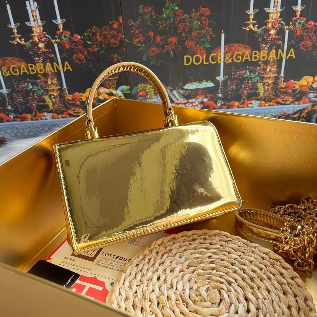 Dolce & Gabban杜嘉班纳💫漆皮，品牌典范之作🌟现以全新精巧版本焕新呈现，可轻松收纳常用物件，