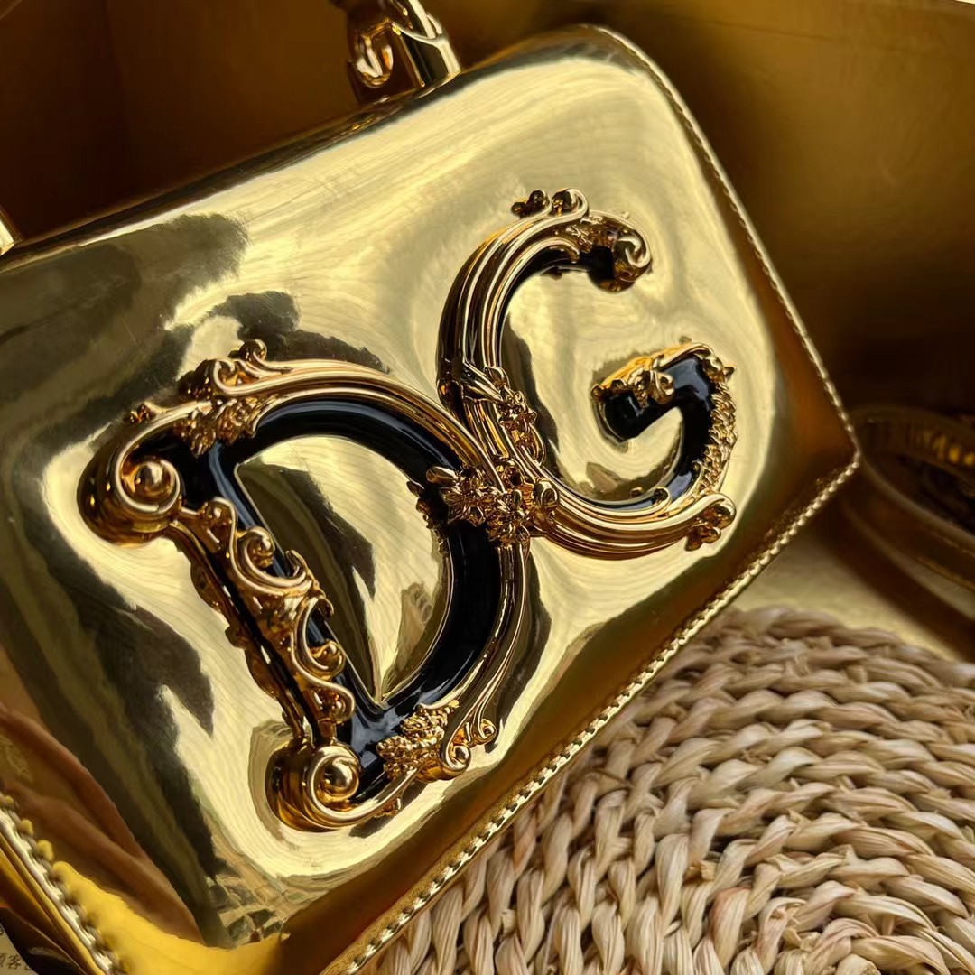 Dolce & Gabban杜嘉班纳💫漆皮，品牌典范之作🌟现以全新精巧版本焕新呈现，可轻松收纳常用物件，