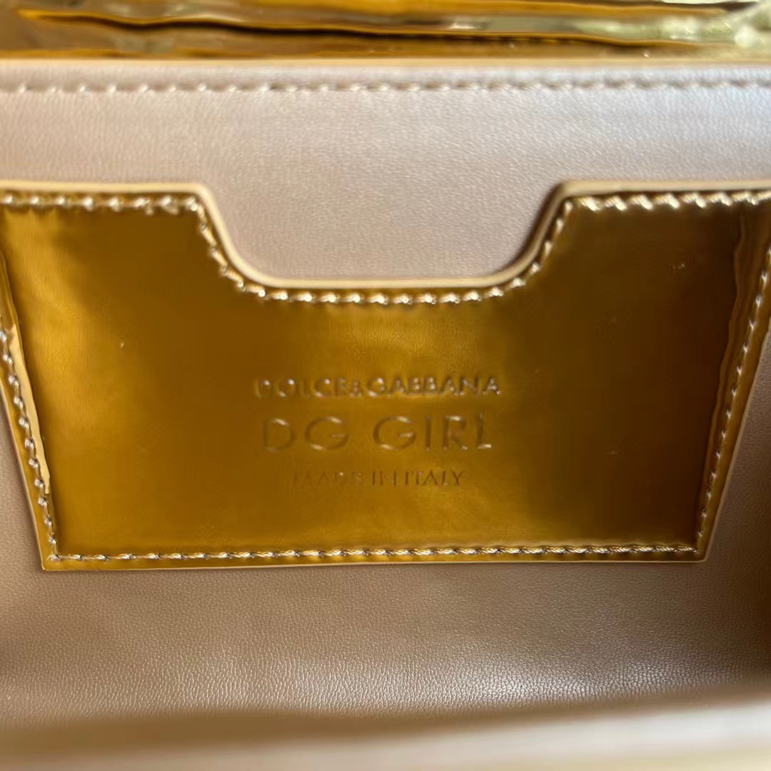 Dolce & Gabban杜嘉班纳💫漆皮，品牌典范之作🌟现以全新精巧版本焕新呈现，可轻松收纳常用物件，