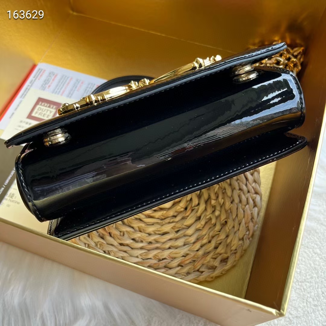 Dolce & Gabban杜嘉班纳💫漆皮，品牌典范之作🌟现以全新精巧版本焕新呈现，可轻松收纳常用物件，