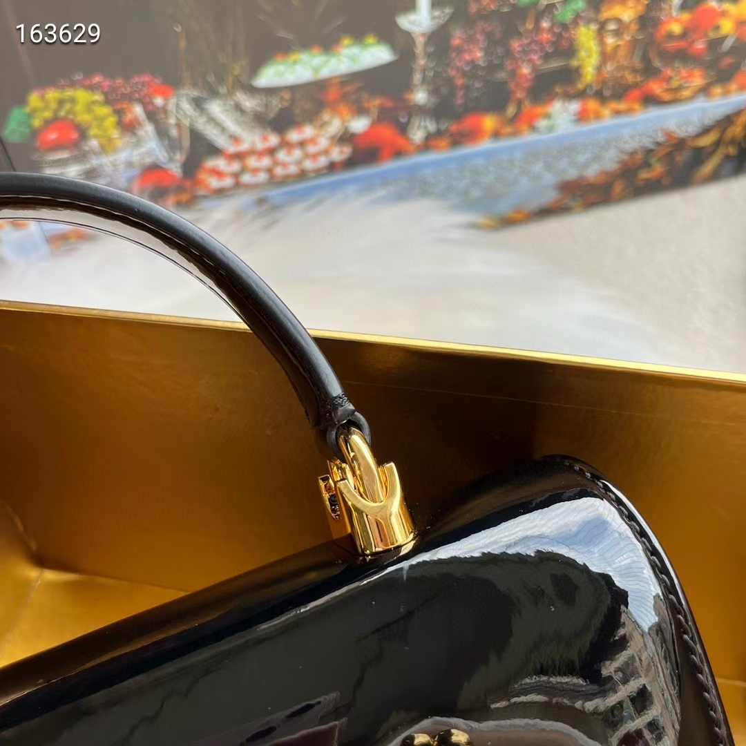 Dolce & Gabban杜嘉班纳💫漆皮，品牌典范之作🌟现以全新精巧版本焕新呈现，可轻松收纳常用物件，
