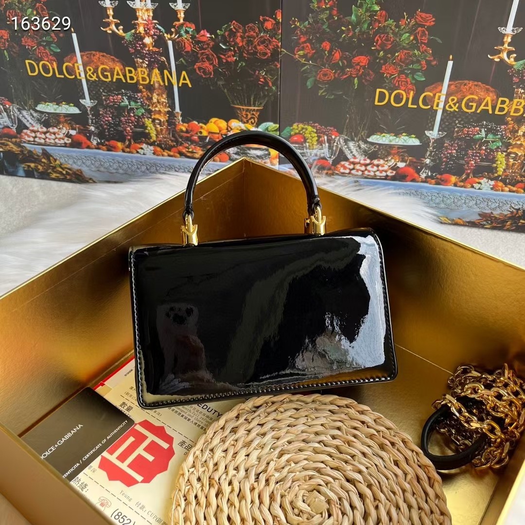 Dolce & Gabban杜嘉班纳💫漆皮，品牌典范之作🌟现以全新精巧版本焕新呈现，可轻松收纳常用物件，