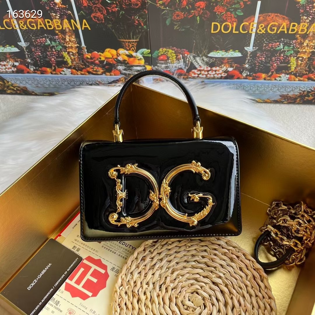 Dolce & Gabban杜嘉班纳💫漆皮，品牌典范之作🌟现以全新精巧版本焕新呈现，可轻松收纳常用物件，