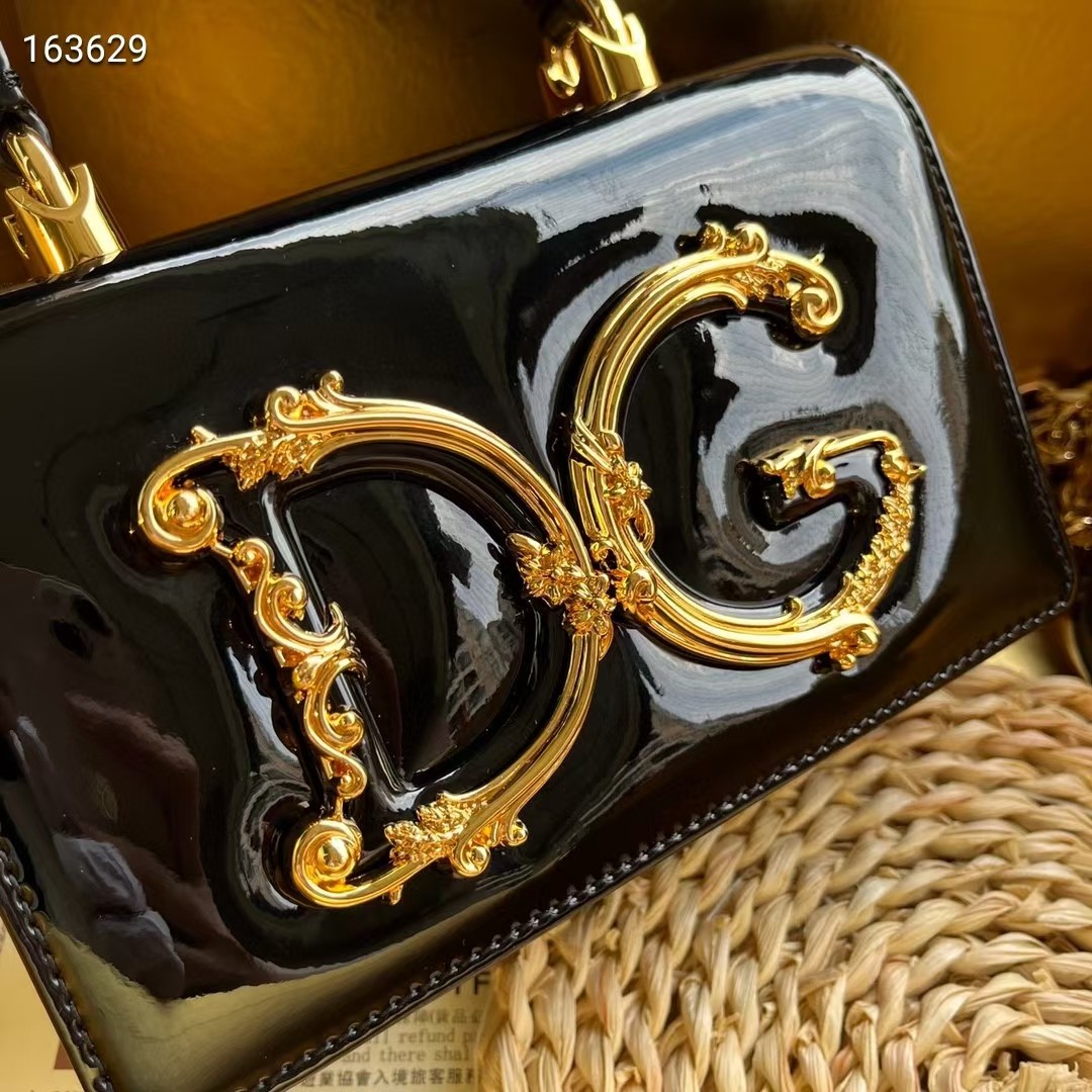 Dolce & Gabban杜嘉班纳💫漆皮，品牌典范之作🌟现以全新精巧版本焕新呈现，可轻松收纳常用物件，