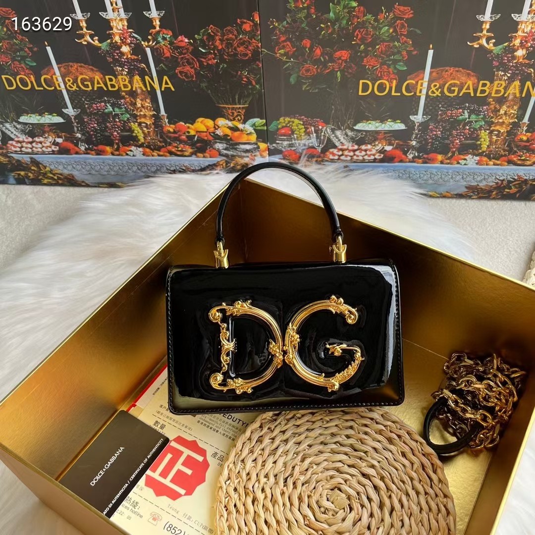 Dolce & Gabban杜嘉班纳💫漆皮，品牌典范之作🌟现以全新精巧版本焕新呈现，可轻松收纳常用物件，