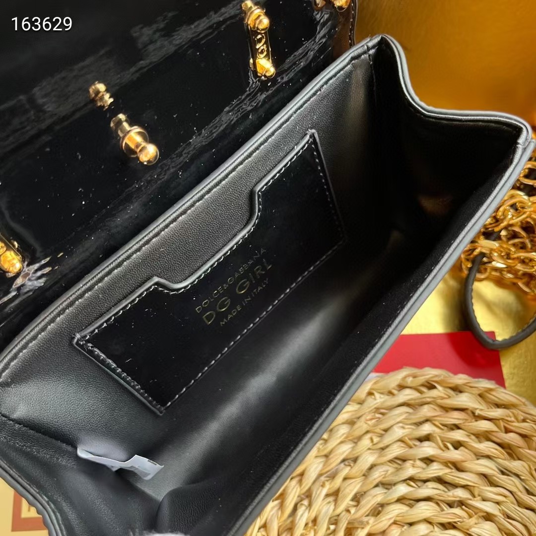Dolce & Gabban杜嘉班纳💫漆皮，品牌典范之作🌟现以全新精巧版本焕新呈现，可轻松收纳常用物件，