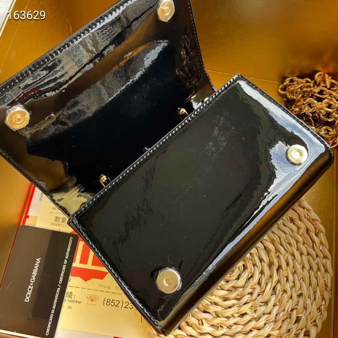 Dolce & Gabban杜嘉班纳💫漆皮，品牌典范之作🌟现以全新精巧版本焕新呈现，可轻松收纳常用物件，