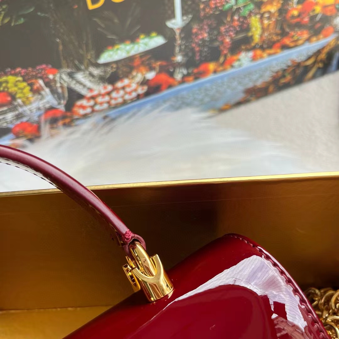 Dolce & Gabban杜嘉班纳💫漆皮，品牌典范之作🌟现以全新精巧版本焕新呈现，可轻松收纳常用物件，