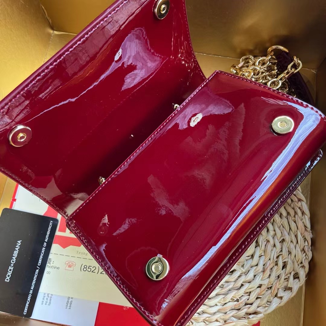 Dolce & Gabban杜嘉班纳💫漆皮，品牌典范之作🌟现以全新精巧版本焕新呈现，可轻松收纳常用物件，