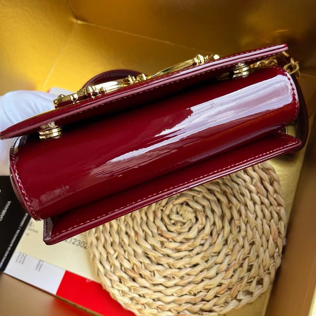 Dolce & Gabban杜嘉班纳💫漆皮，品牌典范之作🌟现以全新精巧版本焕新呈现，可轻松收纳常用物件，