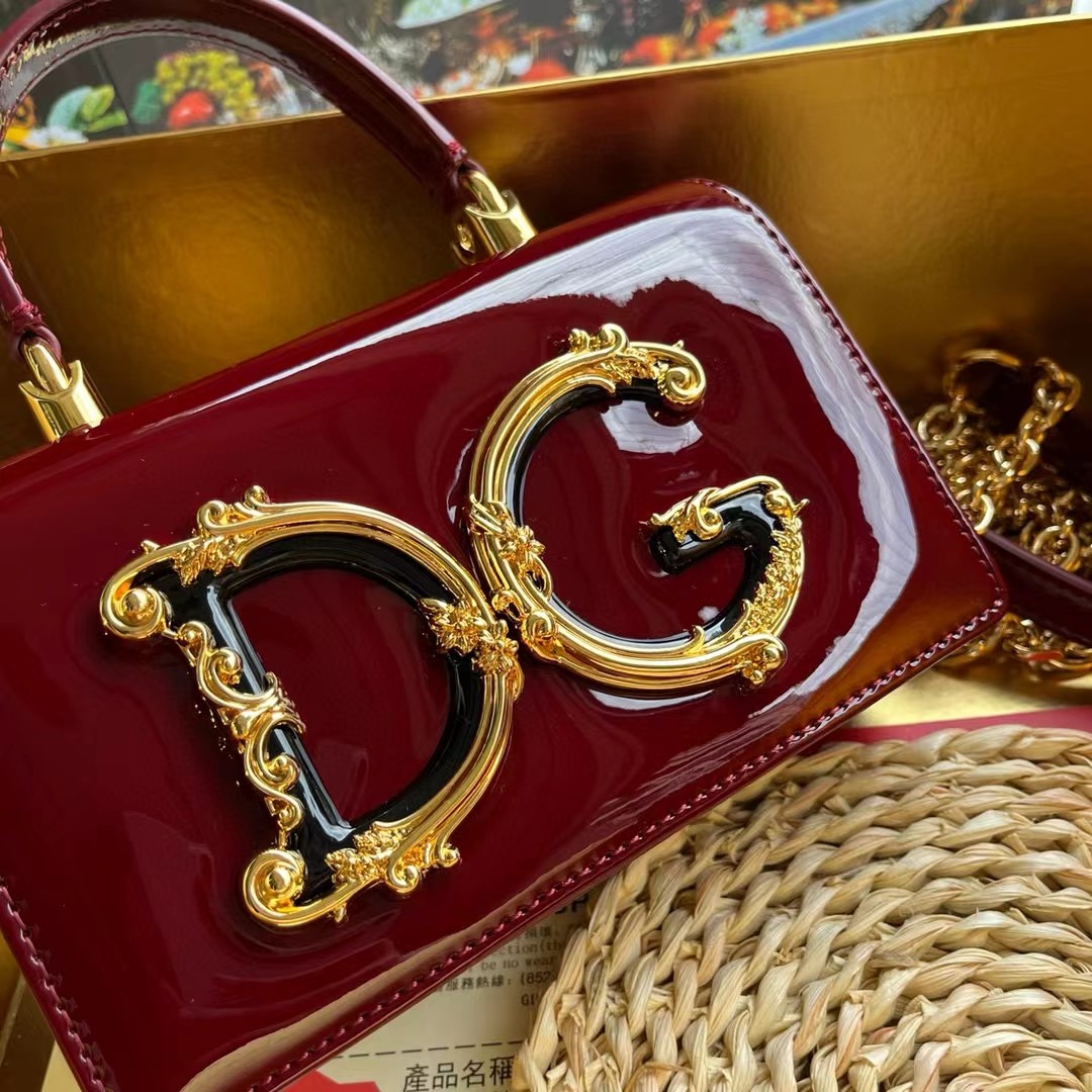 Dolce & Gabban杜嘉班纳💫漆皮，品牌典范之作🌟现以全新精巧版本焕新呈现，可轻松收纳常用物件，