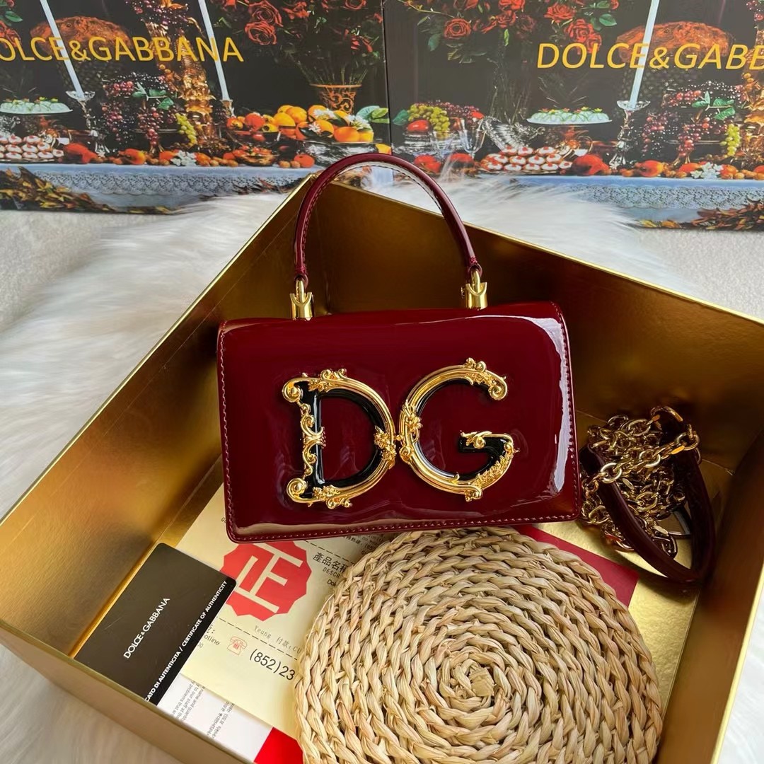 Dolce & Gabban杜嘉班纳💫漆皮，品牌典范之作🌟现以全新精巧版本焕新呈现，可轻松收纳常用物件，