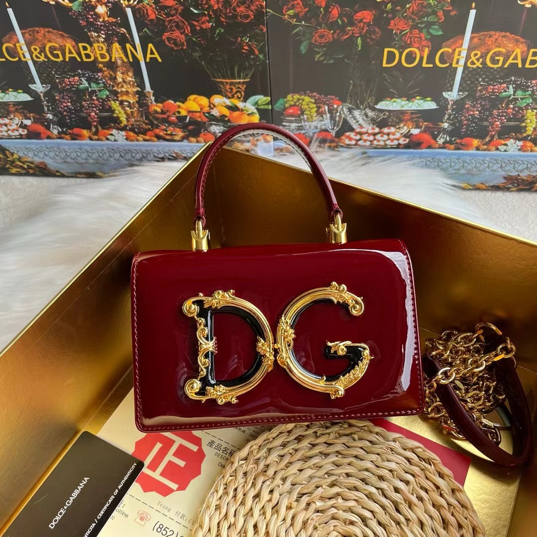 Dolce & Gabban杜嘉班纳💫漆皮，品牌典范之作🌟现以全新精巧版本焕新呈现，可轻松收纳常用物件，