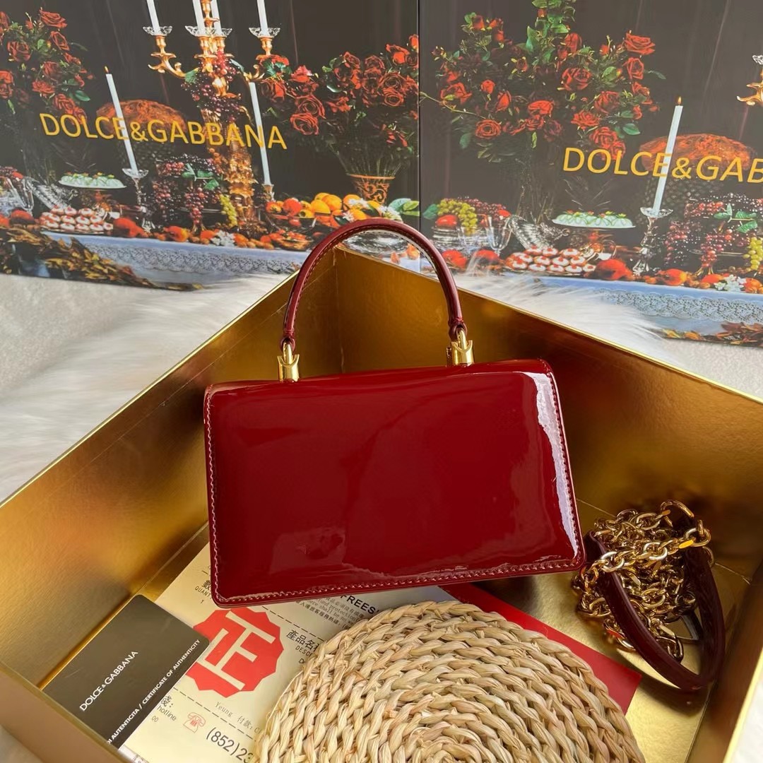 Dolce & Gabban杜嘉班纳💫漆皮，品牌典范之作🌟现以全新精巧版本焕新呈现，可轻松收纳常用物件，