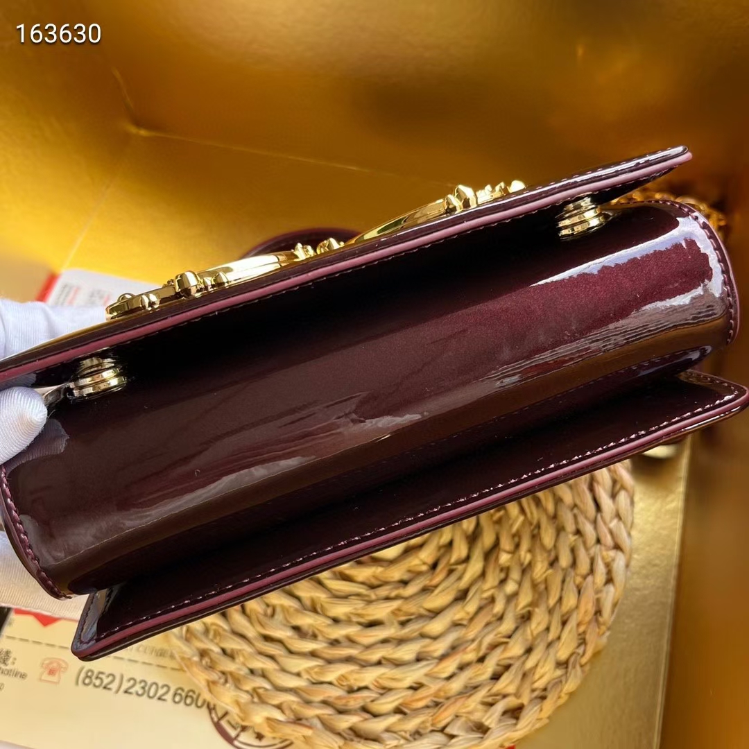 Dolce & Gabban杜嘉班纳💫漆皮，品牌典范之作🌟现以全新精巧版本焕新呈现，可轻松收纳常用物件，