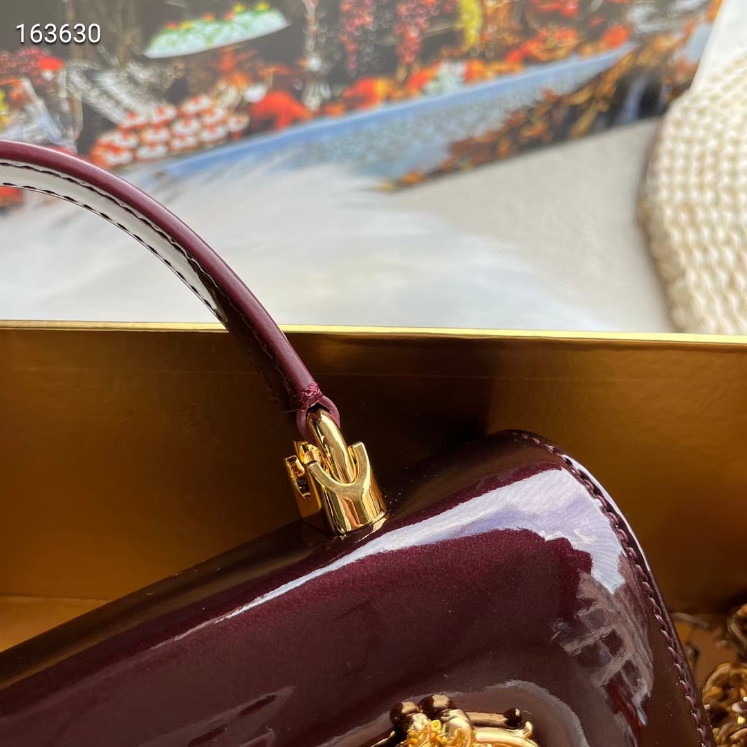 Dolce & Gabban杜嘉班纳💫漆皮，品牌典范之作🌟现以全新精巧版本焕新呈现，可轻松收纳常用物件，